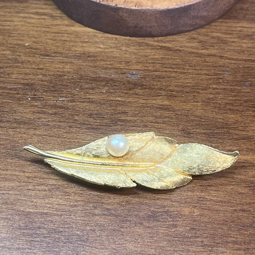 Vtg Gold Tone Feather Brooch Faux Pearl Accent Nature Inspired Lapel Pin